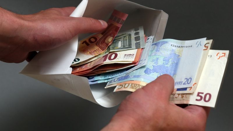Ar būvniecību saistīts uzņēmums aploksnēs izmaksājis vairāk nekā 90 000 eiro