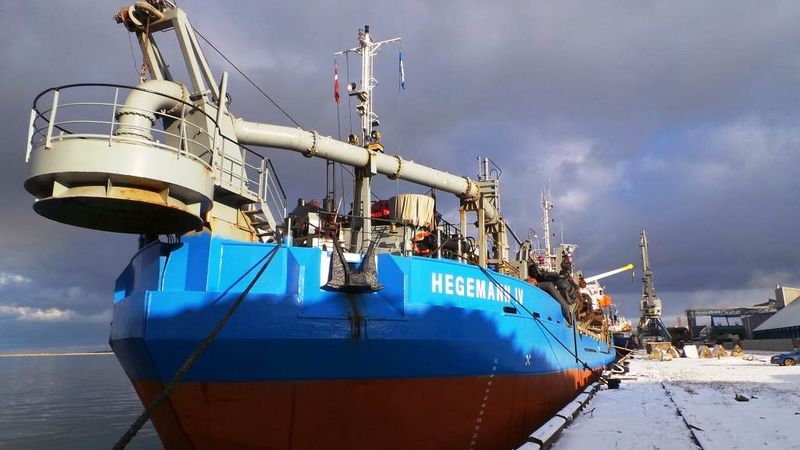 Liepājā ieradies zemes sūcējs un zemes racējs; atsākas ostas padziļināšanas darbi