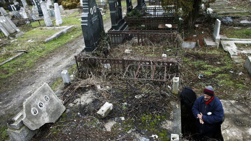 Fotostāsts: Dzīve kapā
