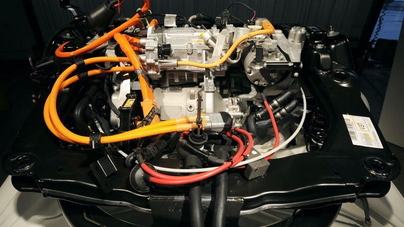 Auto eksperts: elektromobiļi nav piemēroti izmantošanai Latvijā