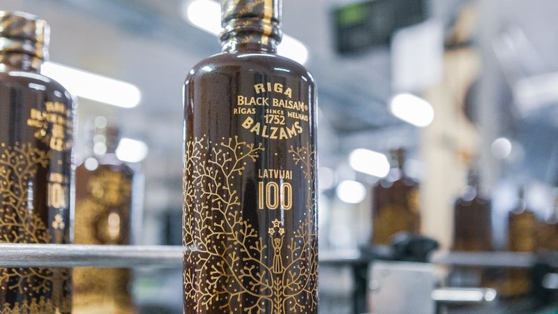 Rīgas Melnais Balzams izrotājas par godu Latvijas valsts simtgadei