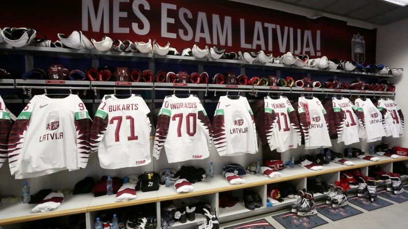 FOTO: Ielūkojies Latvijas hokeja izlases ģērbtuvēs Bratislavā