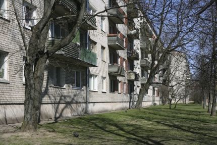 Lēti dzīvokļus pārdod aizbraucēji un grūtībās nonākošie