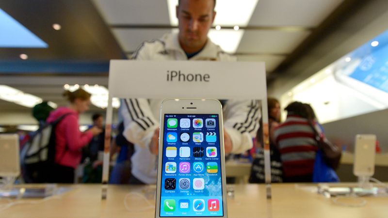 iPhone 5c zemi pārdošanas rādītāji – Apple uz pusi samazinās to ražošanu