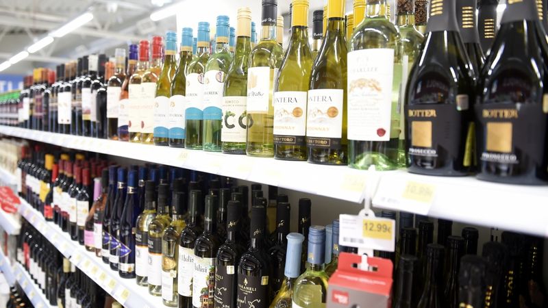 Geidāns: Problēmas neatrisinās liels virsraksts veikalā virs dzērienu nodaļas