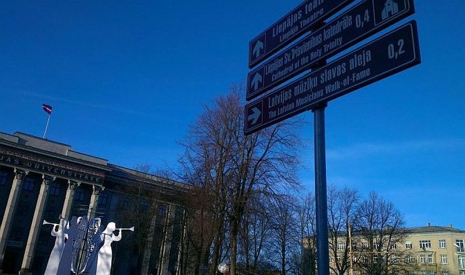 Liepājā sāk uzstādīt tūrisma informācijas norādes autovadītājiem