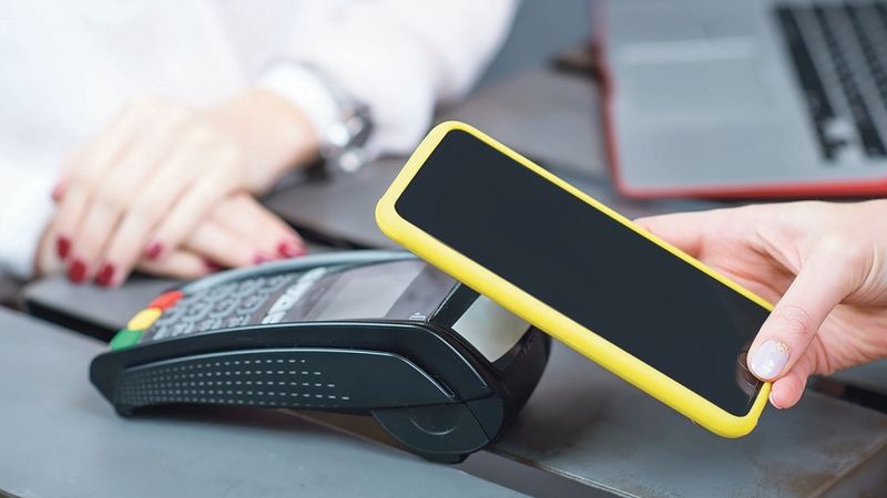Telefons pārvēršas par maku