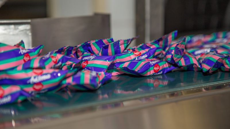 Orkla Latvija investē 500 000 eiro vafeļu konfekšu saiņošanas iekārtā