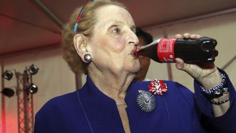 Coca-Cola atklāj savu pirmo rūpnīcu Birmā 60 gadu laikā