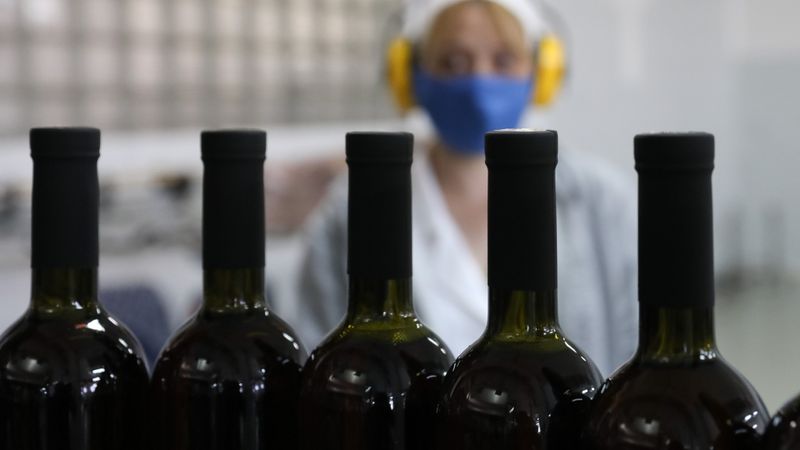 Krievijā ierosināts alkohola iegādi atļaut no 21 gada vecuma