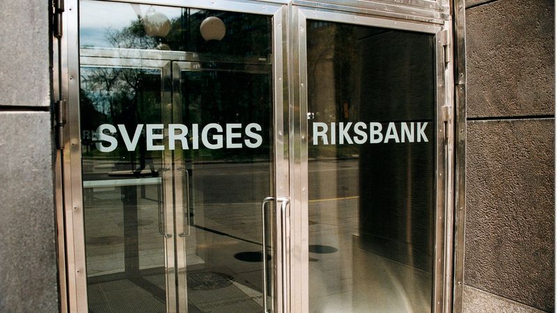 Zviedrijas Banka pārsteidz tirgus dalībniekus