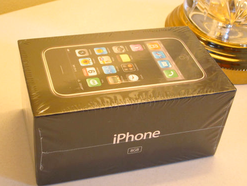 eBay par 10 tūkstošiem cenšas pārdot «vēsturisko» pirmās paaudzes iPhone