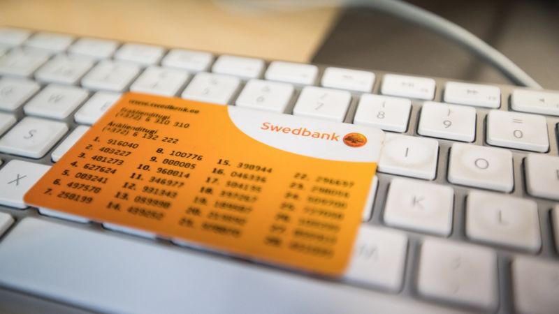 Swedbank klienti pārāk kūtri atsakās no kodu kartēm, tāpēc banka būtiski samazinās maksājumu limitus