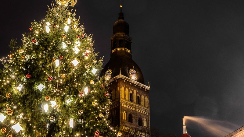 Iedegta Rīgas galvenā Ziemassvētku egle