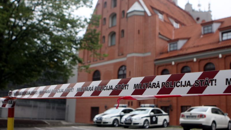 Pēc Valsts prezidenta kancelejas ievākšanās nožogo Melngalvju namu