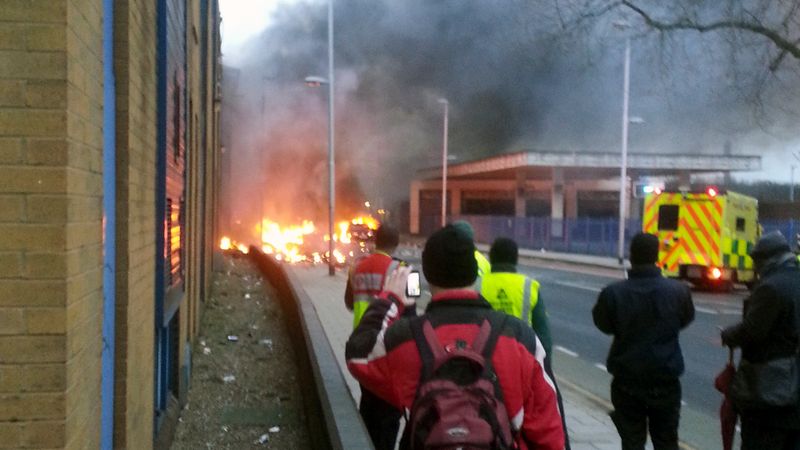 Londonas centrā nogāžas helikopters