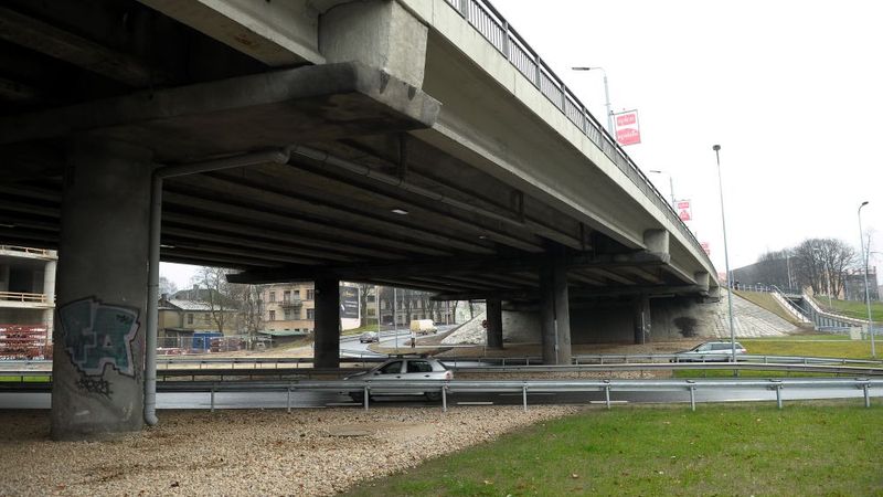 Atklāts rekonstruētais K.Valdemāra un Daugavgrīvas ielas satiksmes mezgls