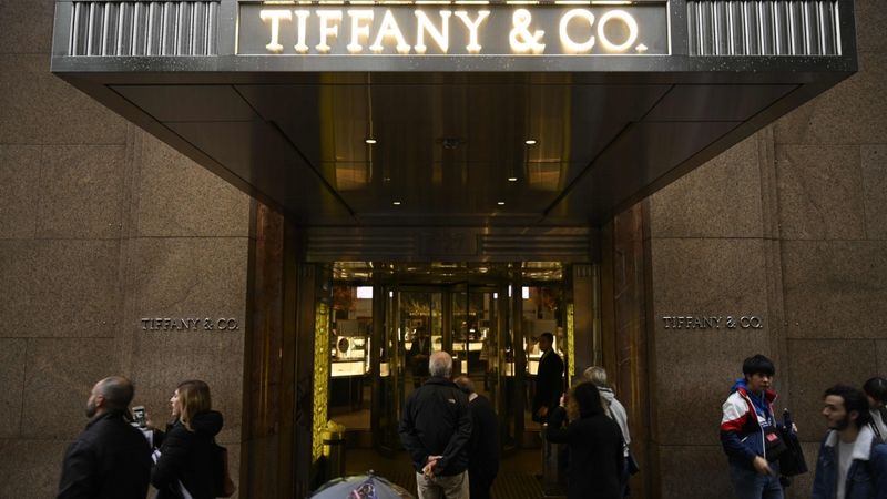 LVMH sarunu procesā par iespējamu Tiffany pārņemšanu