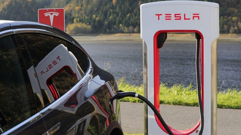 Tesla ASV atsauc 6000 automobiļu