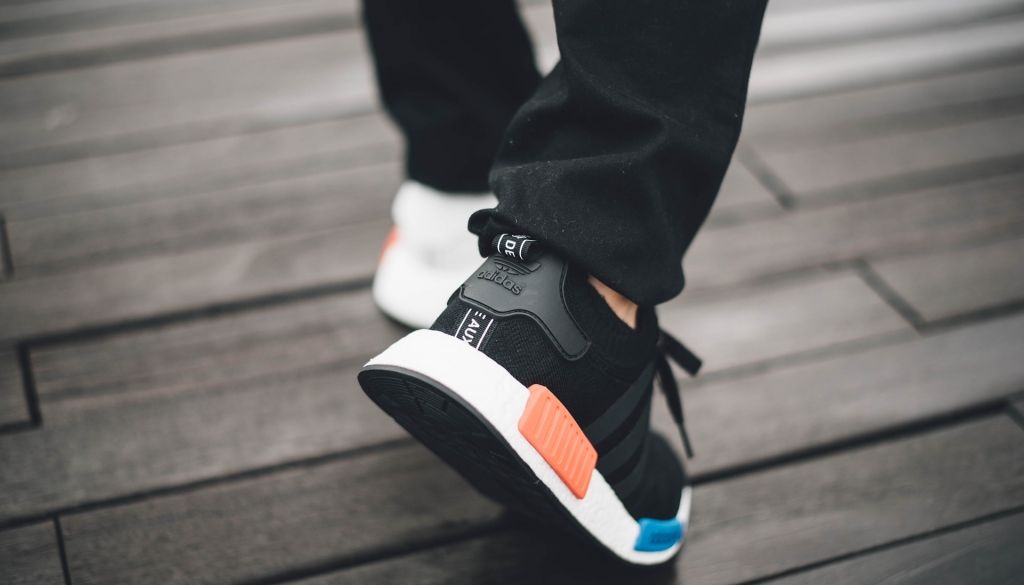 adidas slēdz veikalus Krievijā, bet tirgu vēl nepamet