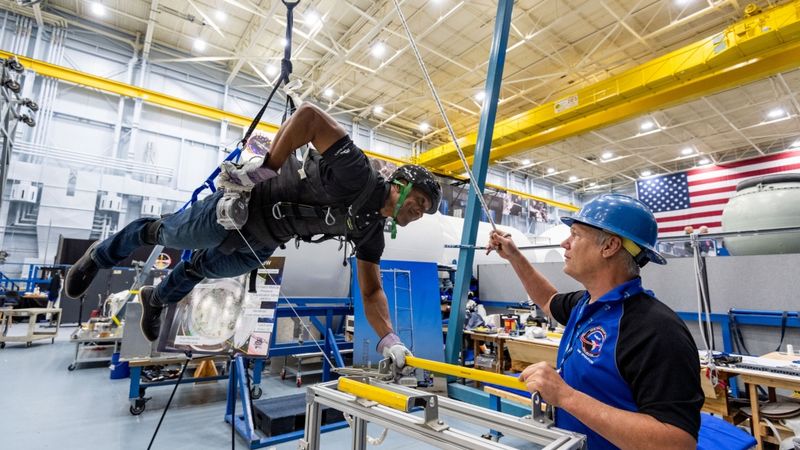 SpaceX paraksta līgumu ar Space Adventures par četru tūristu nosūtīšanu kosmosā