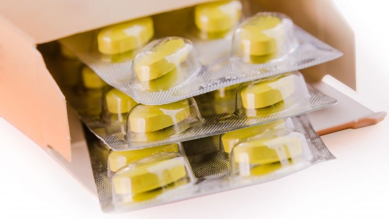 Zāļu ražotāji decembrī cenu cēluši vēl 85 zālēm; gada laikā – 803 medikamentiem