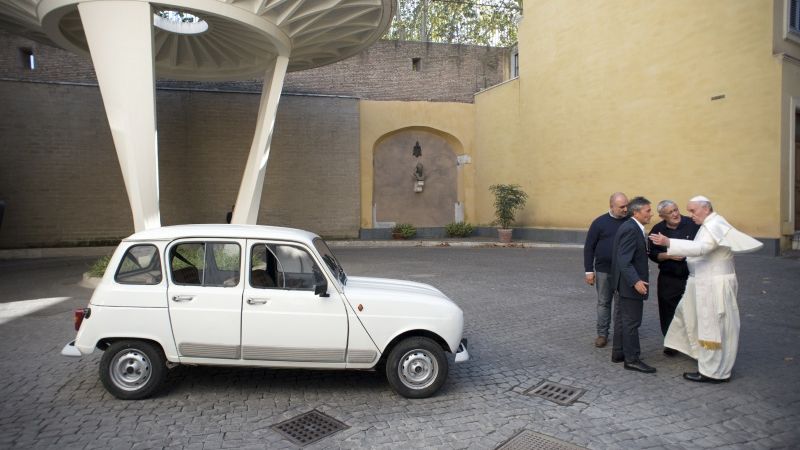Pāvesta personīgā automašīna – divdesmit gadus vecs Renault 4