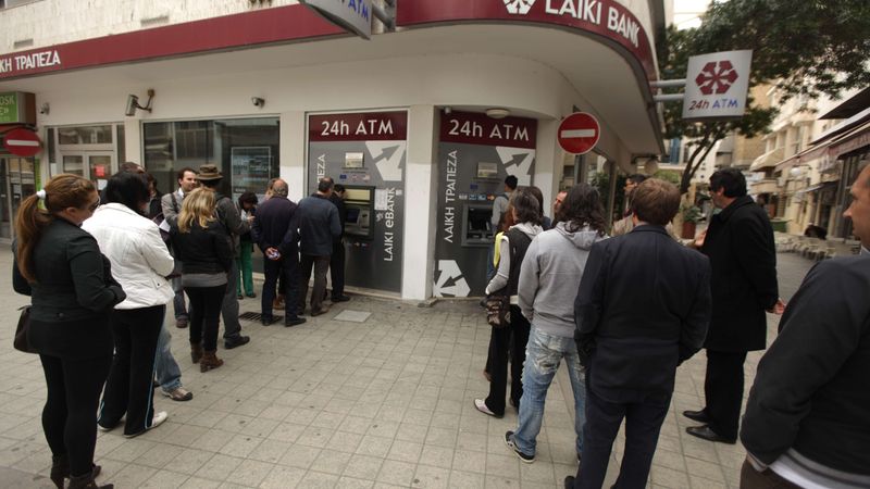 Eirogrupa: Kiprai nav citu iespēju, kā piekrist aizdevumam; sala atsakās no nodevas noguldījumiem