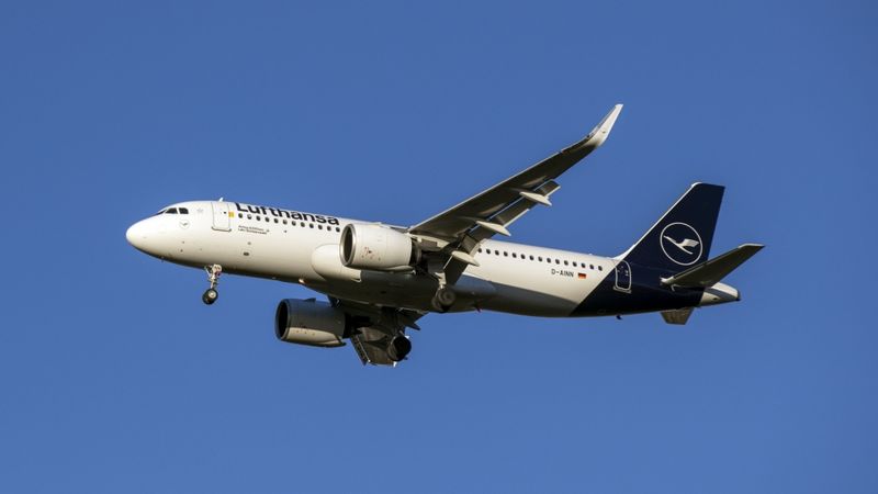 Lufthansa peļņa otrajā ceturksnī nokritusies par 70%