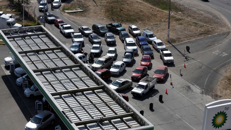 FOTO: Degvielas deficīts Meksikā