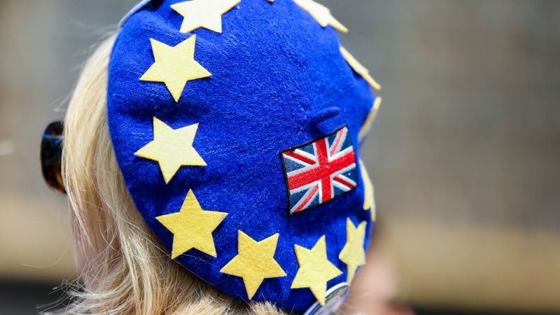 Lielbritānijas valdība atliek balsojumu par Brexit likumprojektu