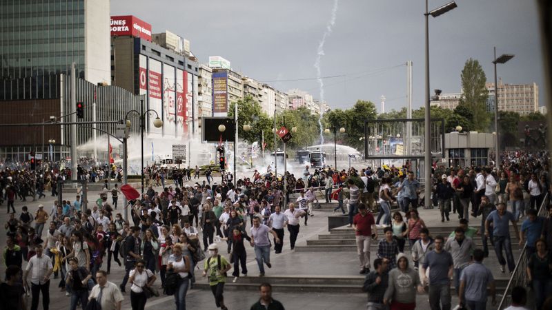 Turcijā nenorimst protesta akcijas un sadursmes