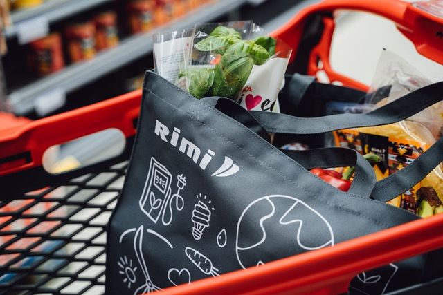 Rimi ievieš maisiņus no pārstrādātām plastmasas pudelēm