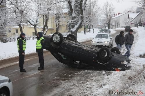 Gulbenē slidenā ceļa dēļ uz jumta apgāzies Audi 100