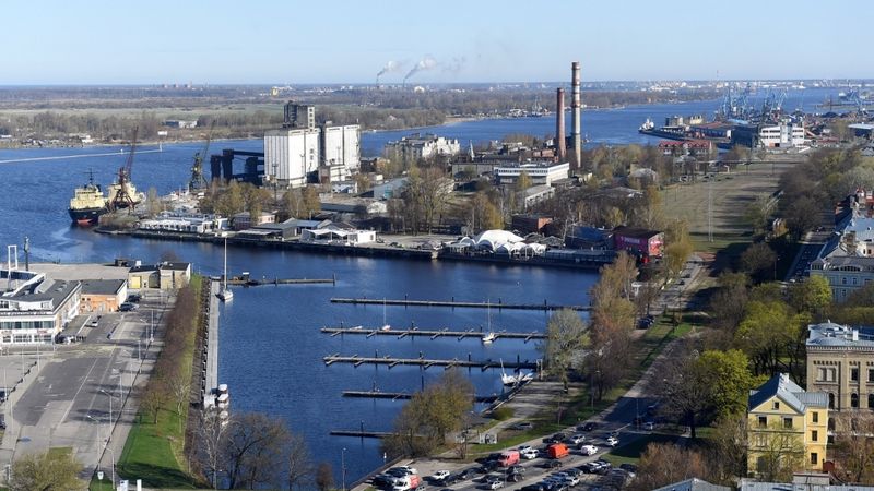 Rīgas ostā pārkrauto kravu apmērs astoņos mēnešos samazinājies par 7,1%