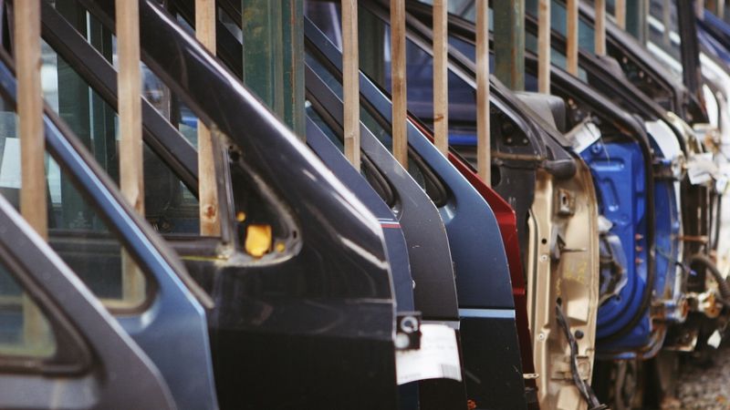 Detaļu trūkuma dēļ Krievijā pārtrauc automašīnu Lada ražošanu