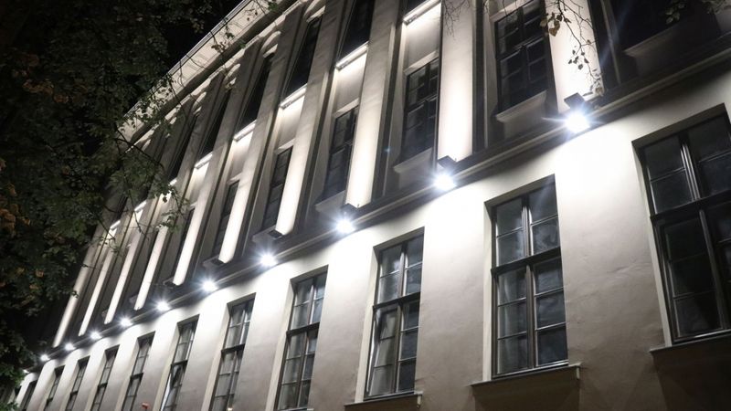 FOTO: Pirmo reizi ieslēdz Rīgas Franču liceja atjaunotās vēsturiskās ēkas fasādes apgaismojumu