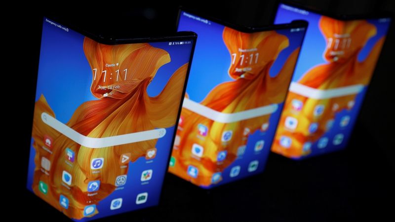 FOTO: Prezentēts salokāmais Huawei Mate Xs