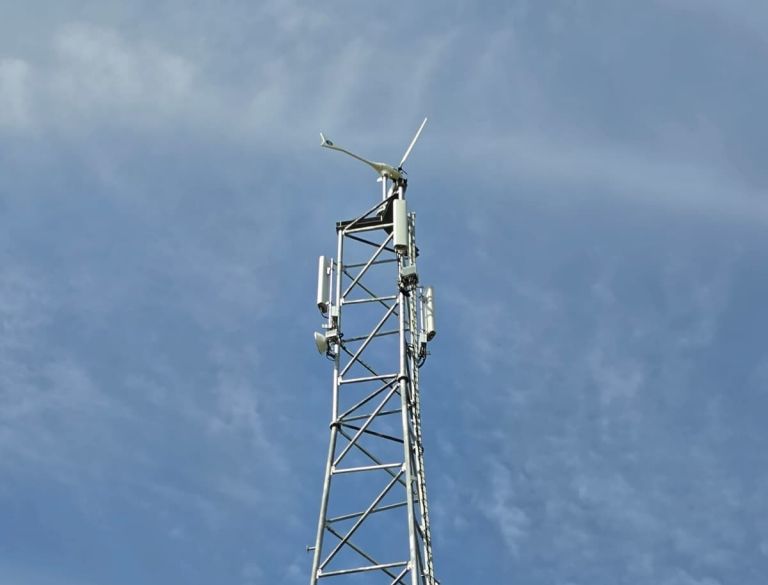 Latvijā uzstādīta pirmā no elektroapgādes neatkarīga mobilo sakaru bāzes stacija