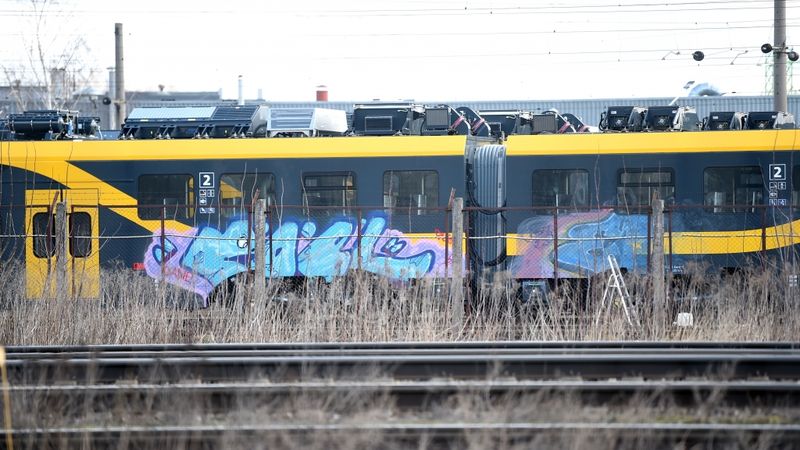 FOTO: Ar grafiti apķēpāts jaunais elektrovilciens
