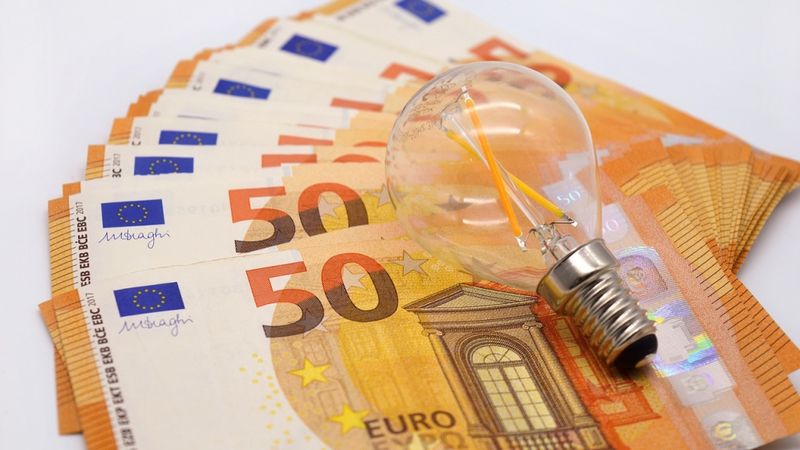 Palielinās atbalstu elektroenerģijas aizsargātajiem lietotājiem