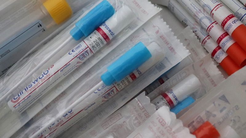 Krīzes situācijā kritiski svarīgajās nozarēs nodarbinātie karantīnu varēs aizstāt ar testu