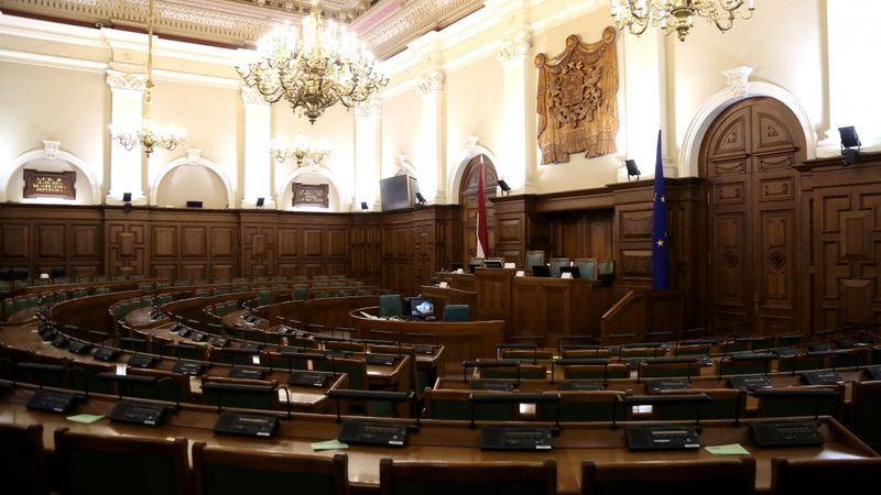 Papildināta - Covid-19 sertifikātu nav uzrādījuši četri Saeimas deputāti