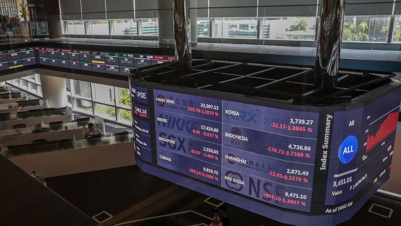 Akciju cenas krītas, investoriem bažījoties par cenu burbuli
