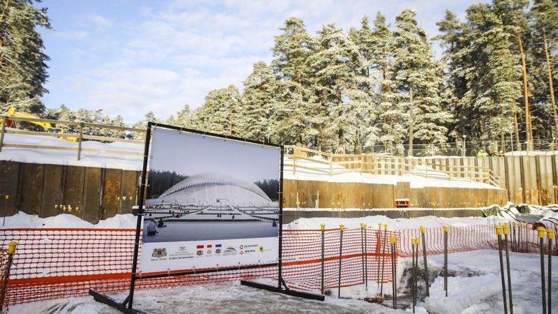 FOTO: Topošās Mežaparka Lielās estrādes pamatos iebetonē kapsulu ar vēstījumiem nākamajām paaudzēm