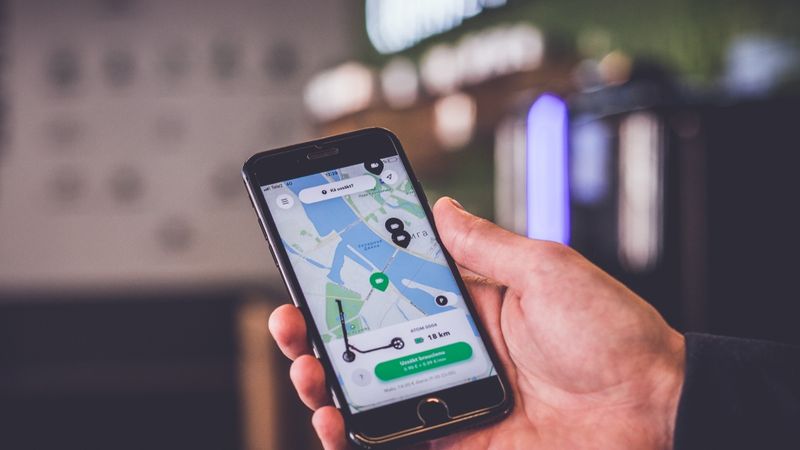 Rīgā darbu sāk elektrisko skrejriteņu noma Atom