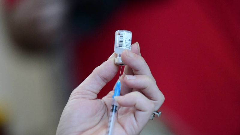Latvija saņēmusi vakcīnu trešo piegādes daļu