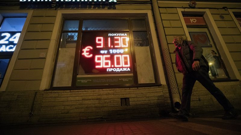 Sankcijām pakļautie Avens un Fridmans atstāj amatus Alfa-Bank padomē