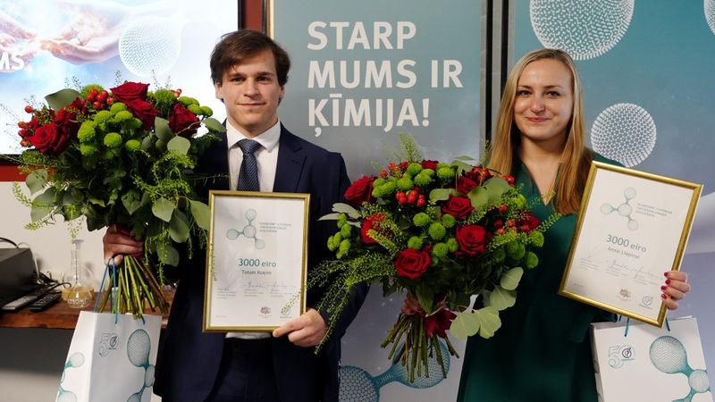 Divi jaunie ķīmijas skolotāji saņem 3000 eiro stipendijas no Olainfarm