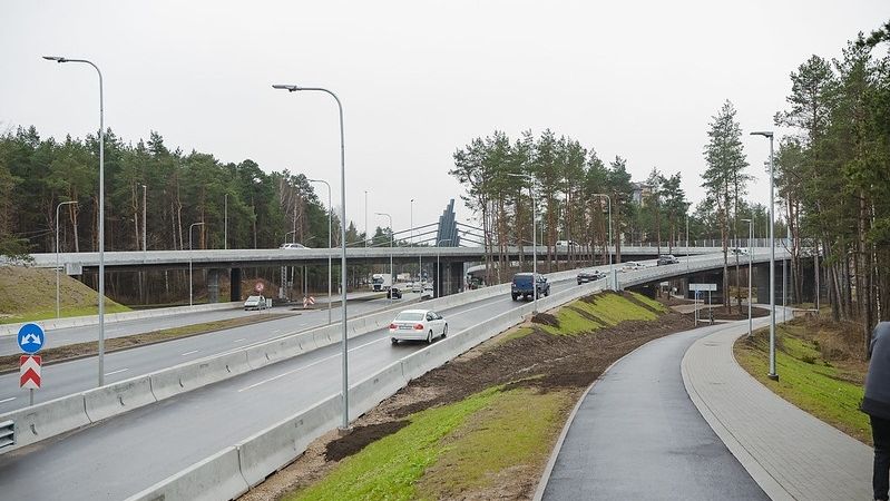 FOTO: Atklāts 44 miljonus eiro vērtais Sarkandaugavas satiksmes pārvads